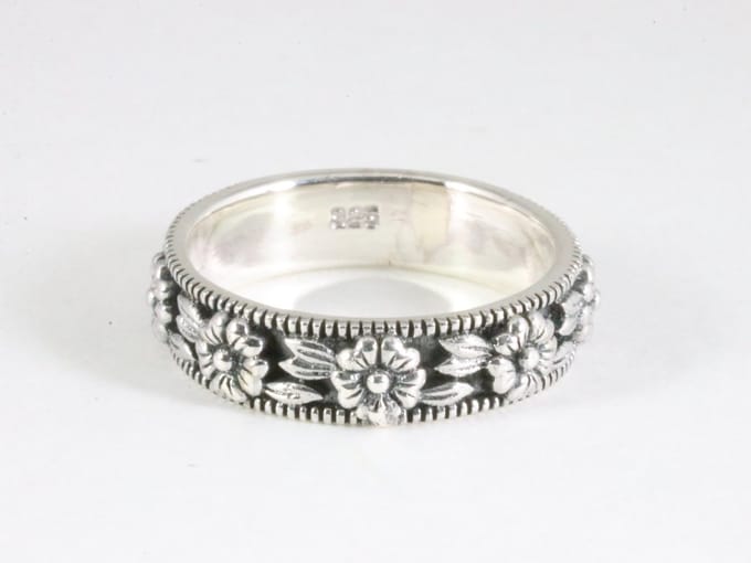 Zilveren ring met bloemen - maat 19.5