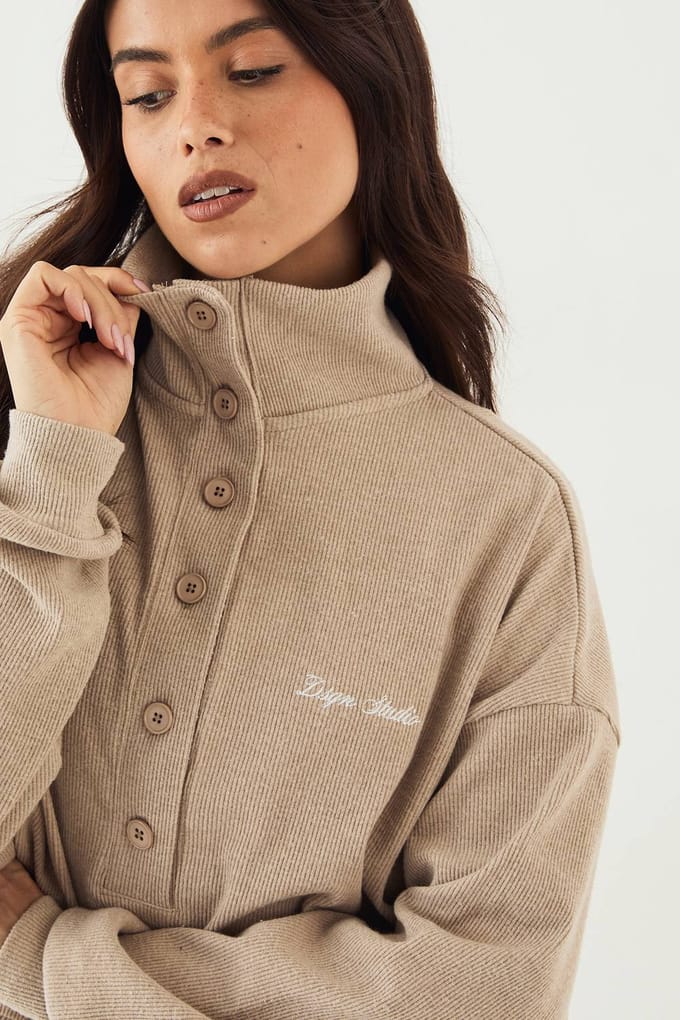 Dames DSGN Studio Geborstelde Rib Sweatshirt met Knoopdetail | Stone | Maat: Medium