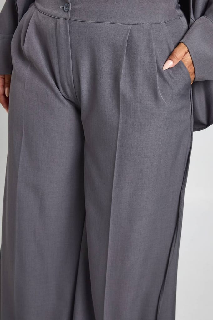 boohoo Dames Plus geweven geplooide wijde pijpenbroek | Grijs | Maat: 52