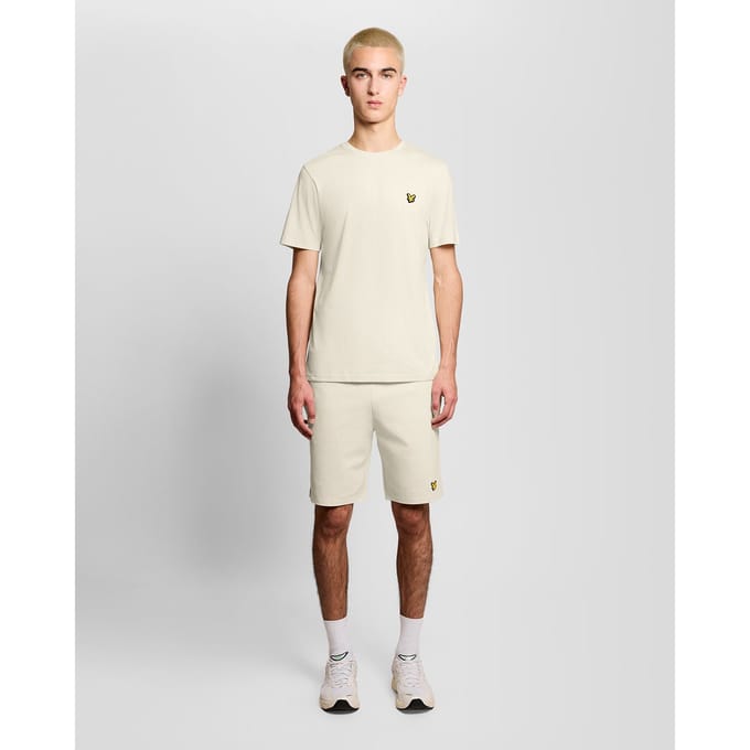 Lyle & scott fly fleece short in de kleur ecru.