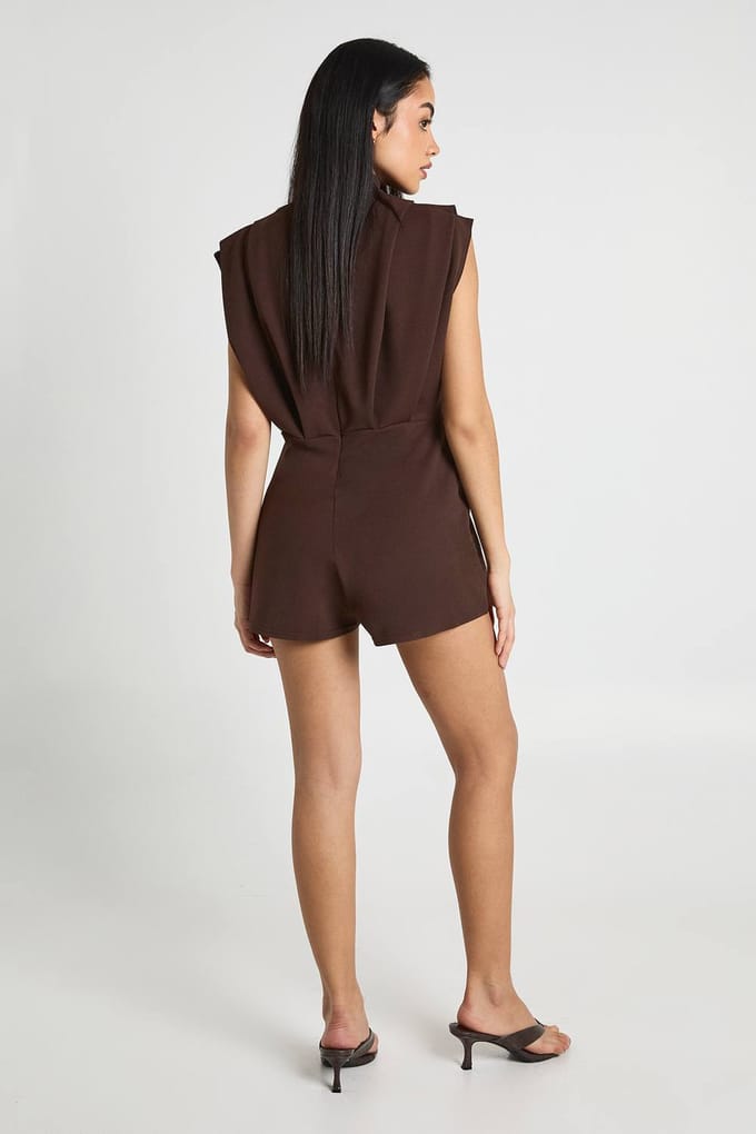 boohoo Dames Getailleerde Playsuit Met PlooiDetail | Chocoladebruin | Maat: 36