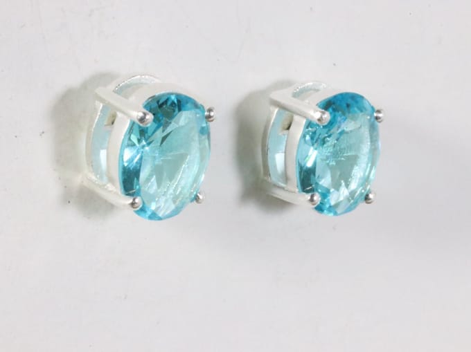 Zilveren oorstekers met blauwe topaas
