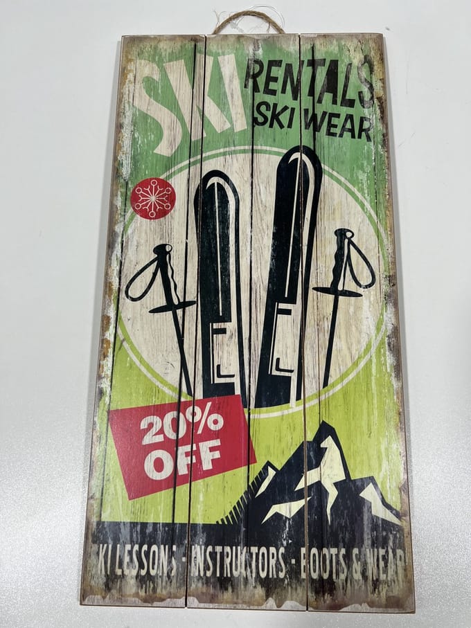 Houten wandbord “Ski rentals 20% off”