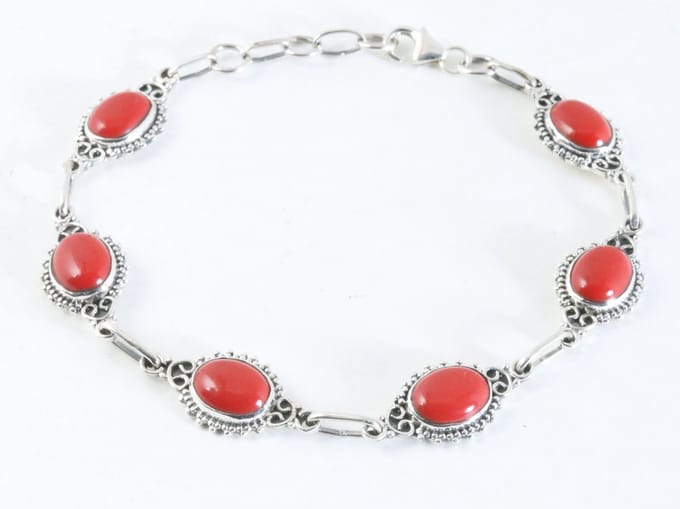 Fijne bewerkte zilveren armband met rode koraal steen