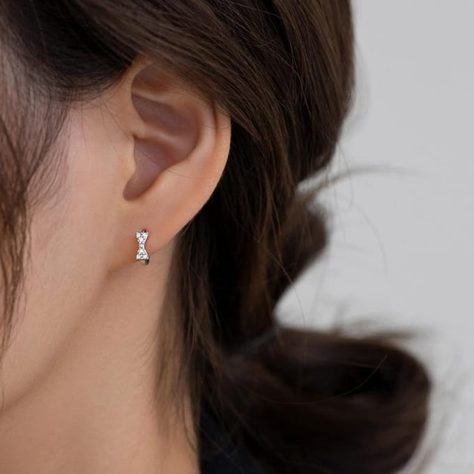 Koreaanse Versie Strik Oorbellen voor Vrouwen Delicaat Klein Oor Zirkonia Stud Ins Stijl Zilveren Sieraden white