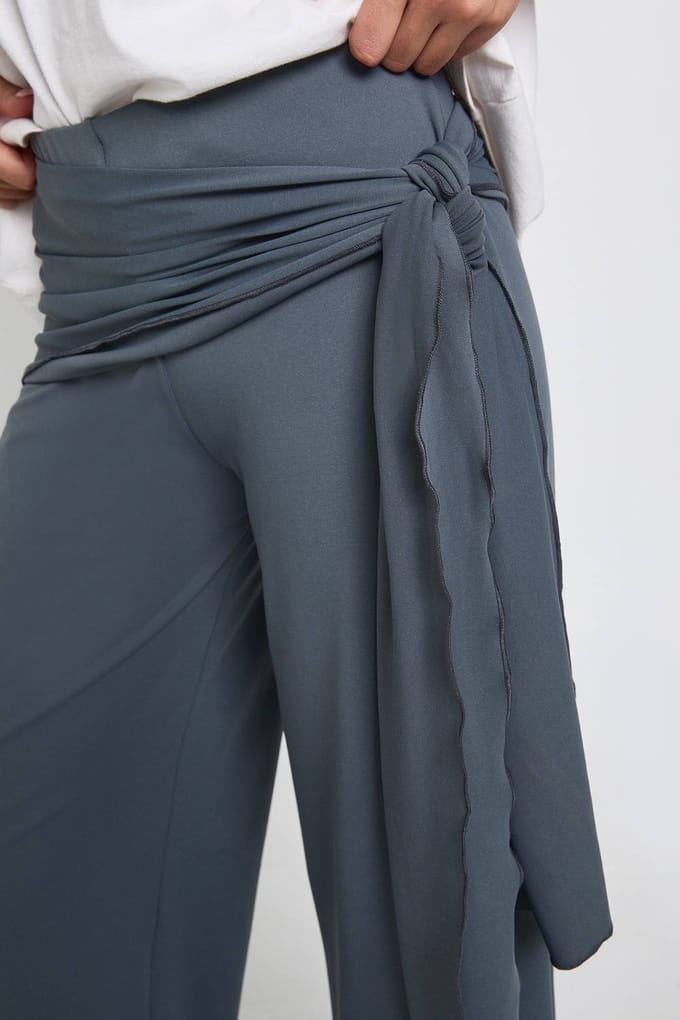 boohoo Dames Dubbele Laag Matte Slinky Strikceintuur Broek | Houtskool | Maat: 38
