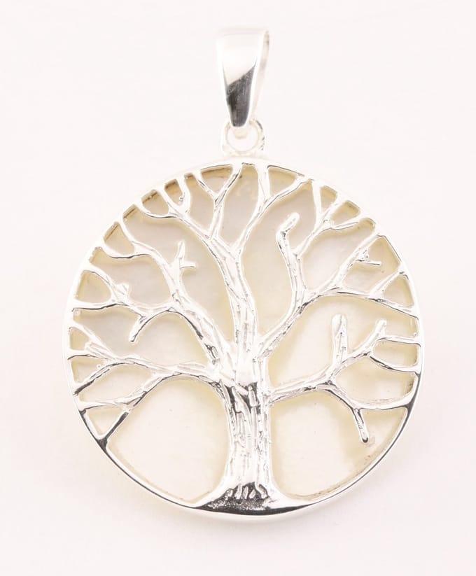 Ronde zilveren hanger met levensboom op parelmoer