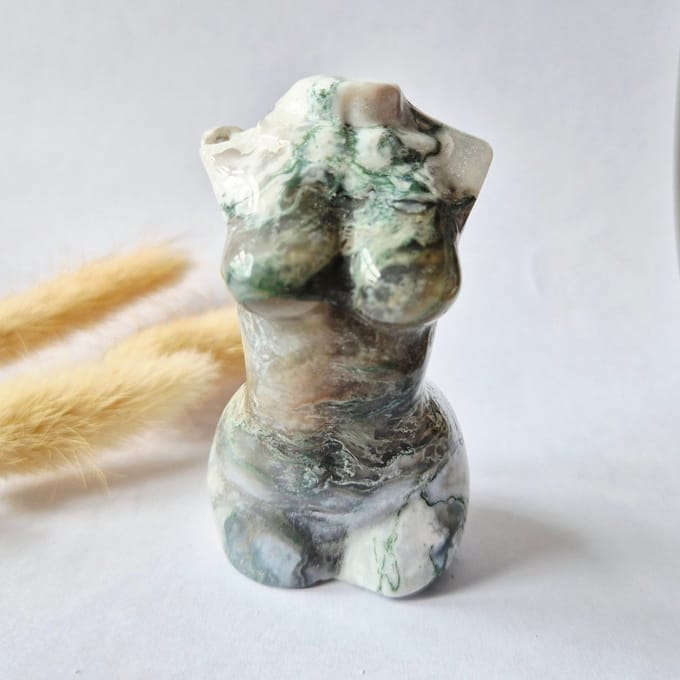 Mosagaat vrouwenbeeldje 8 cm (#10) – handgeslepen edelsteen carving