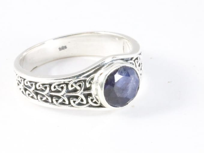 Bewerkte zilveren ring met blauwe saffier - maat 16.5