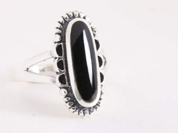 Bewerkte zilveren ring met onyx - maat 20