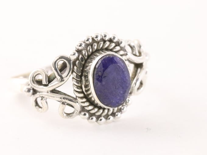 Fijne bewerkte zilveren ring met blauwe saffier - maat 20