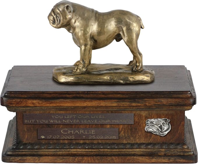 Persoonlijke urn voor Engelse Bulldog met beeldje en houten design