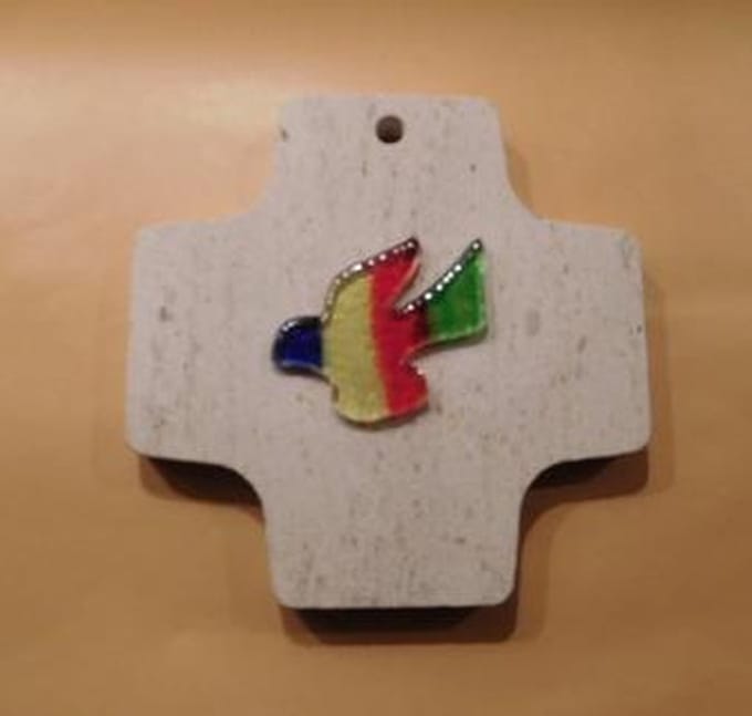 Kruisje Kalksteen met glazen duif