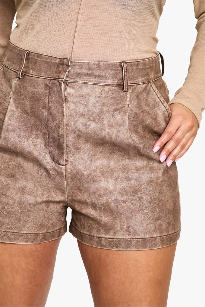 boohoo Dames Plus Geplooide Gewassen PU Shorts | Light Brown | Maat: 56