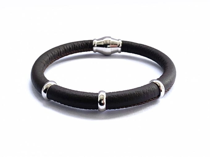 NIEUW! Jolla - dames armband zilver - leer - magneetsluiting - bedels - Single Silver - Donker Bruin