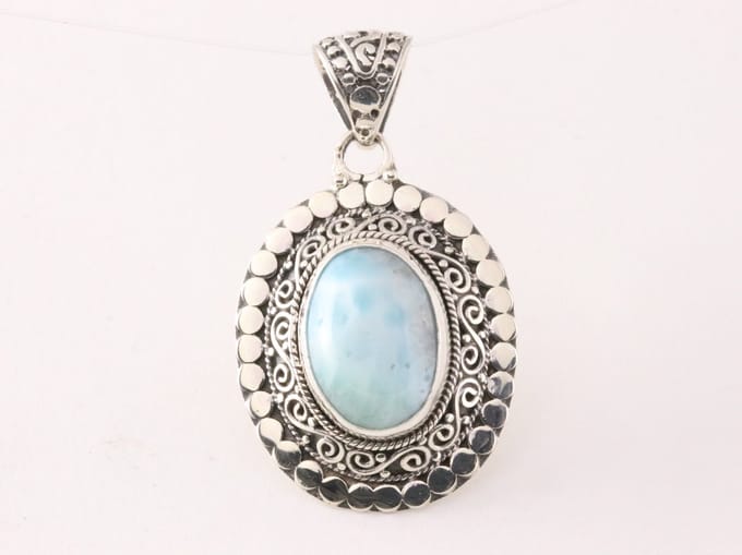 Traditionele bewerkte zilveren hanger met larimar