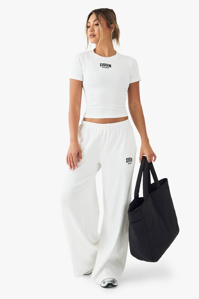 boohoo Dames DSGN Studio Collegiate Borduurde Rib Baby T-shirt | White | Maat: 22