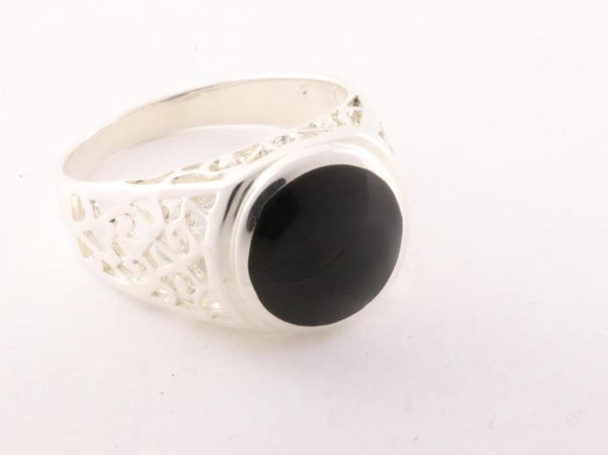 Opengewerkte zilveren ring met onyx - maat 19.5