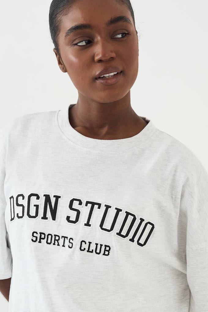 Dames DSGN Studio Applique Oversized T-shirt | Asgrijs | Maat: Medium