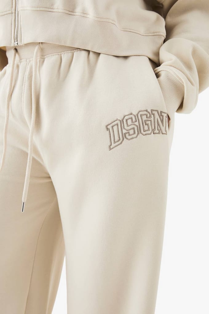 boohoo Dames Plus DSGN Studio Applique Jogger | Ecru | Maat: 28