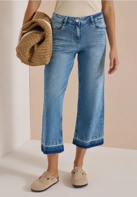 Jeans met Straight Leg pijpen en een rafelige zoom