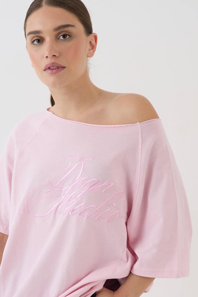 Dames Dsgn Studio Contrast Script Off-shoulder T-shirt | Pink | Maat: Medium