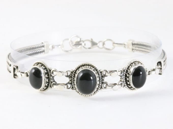 Bewerkte zilveren armband met onyx