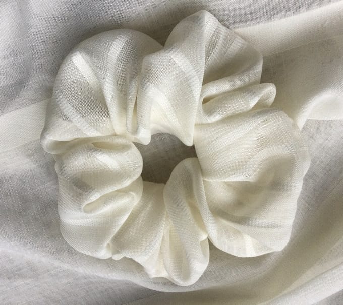 Scrunchie XL - ivoor gemêleerd - hand made - romantisch - ideaal voor een bruiloft - 1e communie