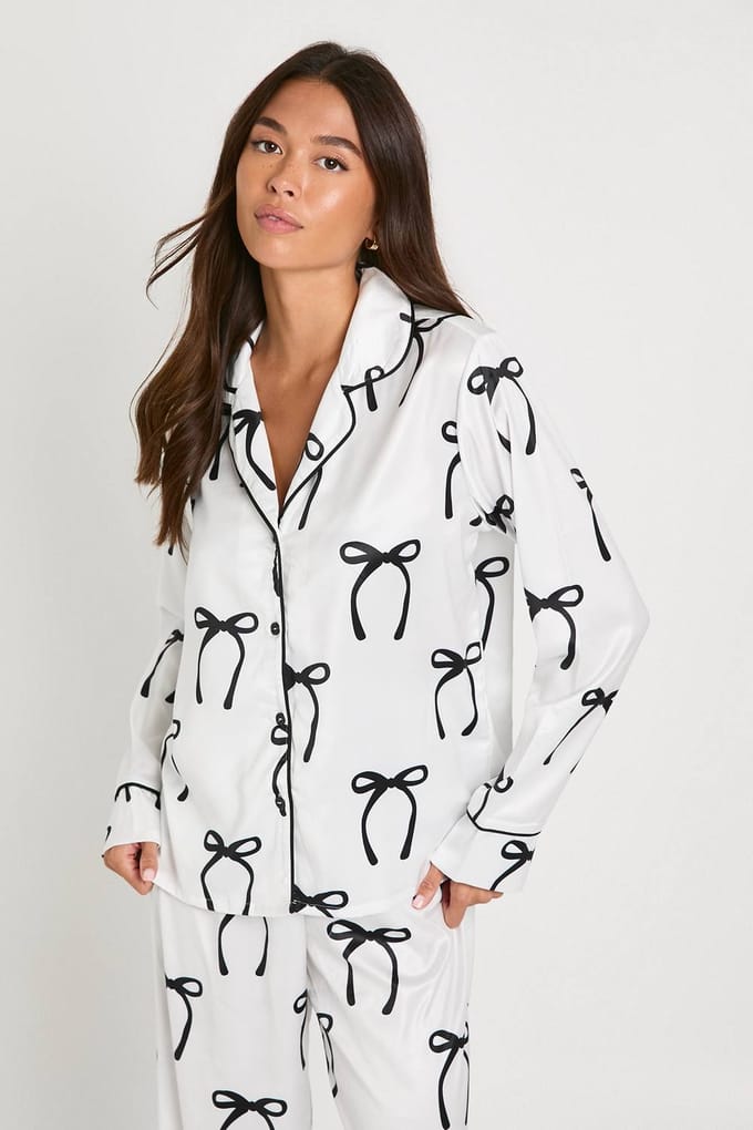 boohoo Dames Satijn Strikprint Langmouwshirt & Broek Pyjama Set | White | Maat: 16