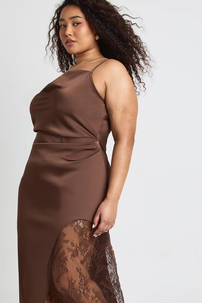 boohoo Dames Plus Satijn Cowl Kanten Inzet Maxi Jurk | Chocoladebruin | Maat: 54