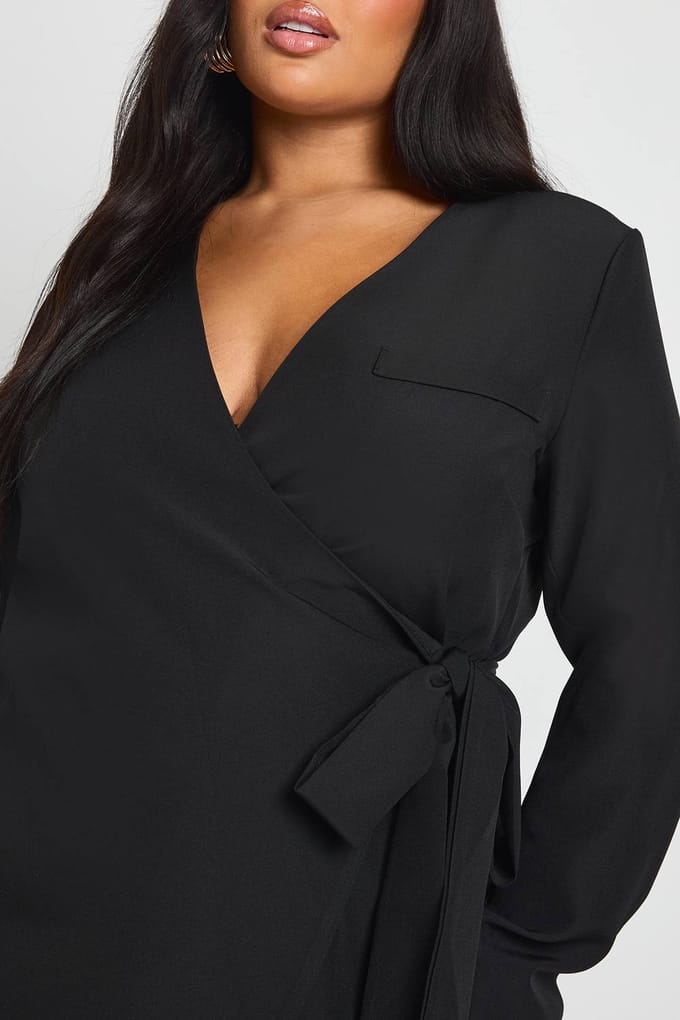 boohoo Dames Plus-size getailleerde wikkeljurk met zijstrik | Zwart | Maat: 46