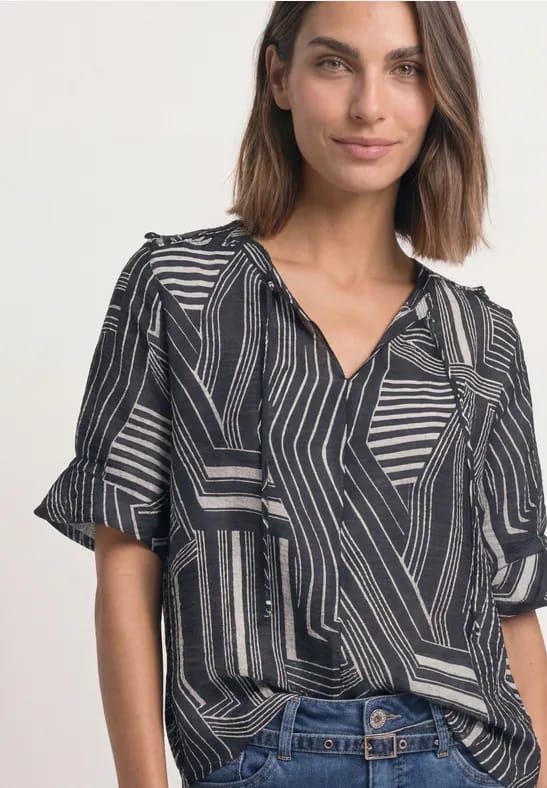 Blouse met korte mouwen, split in de hals en print