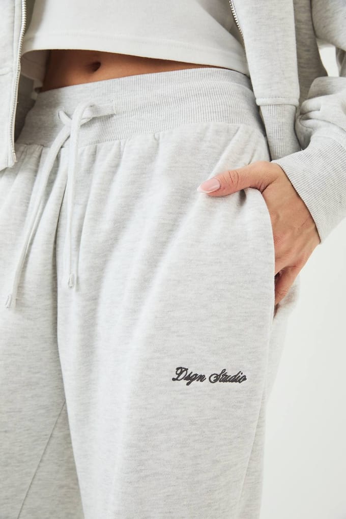 Dames DSGN Studio Script Geborduurde Hooded Trainingspak | Ash Grey | Maat: 2XL