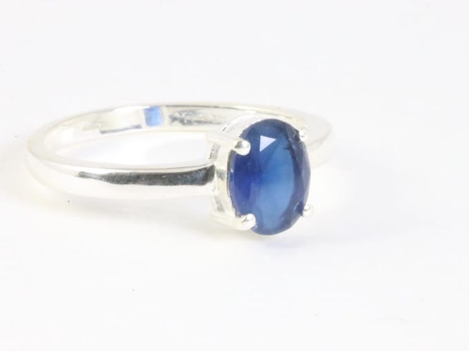 Fijne hoogglans zilveren ring met blauwe saffier - maat 16