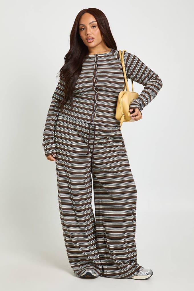 boohoo Dames Plus Gestreepte Doorknoop Lange Mouwen Top | Koffie | Maat: 44