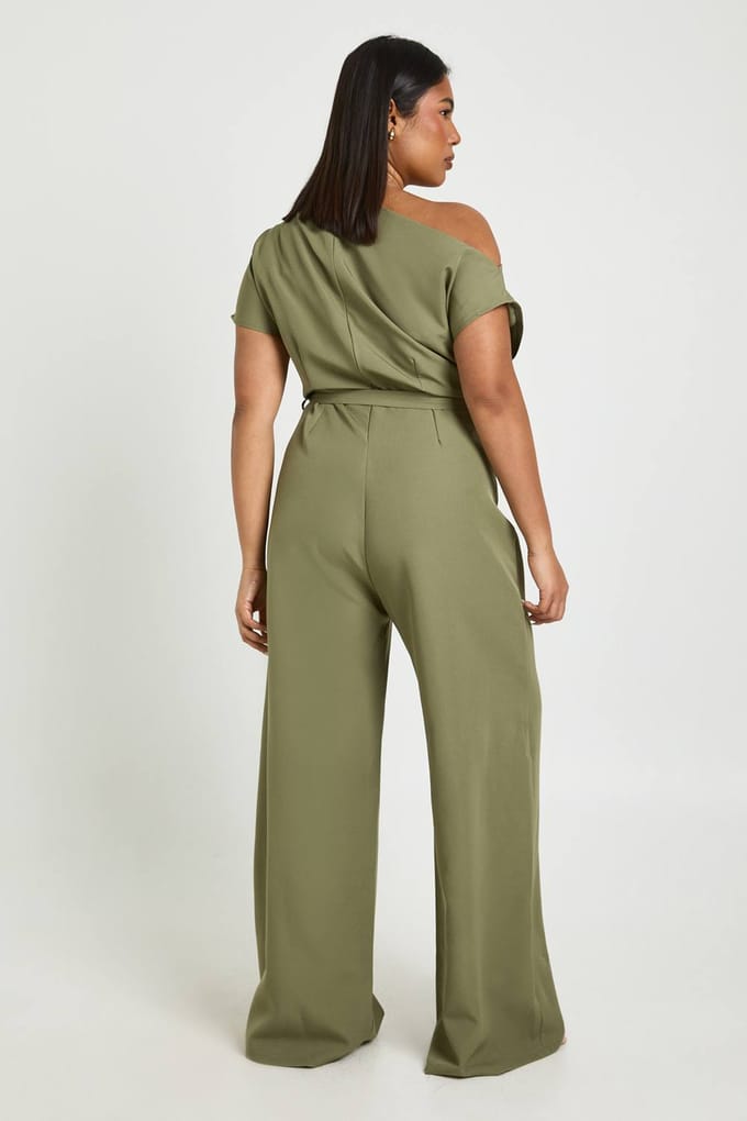 boohoo Dames Plus Asymmetrische Jumpsuit met Riem | Khaki | Maat: 28