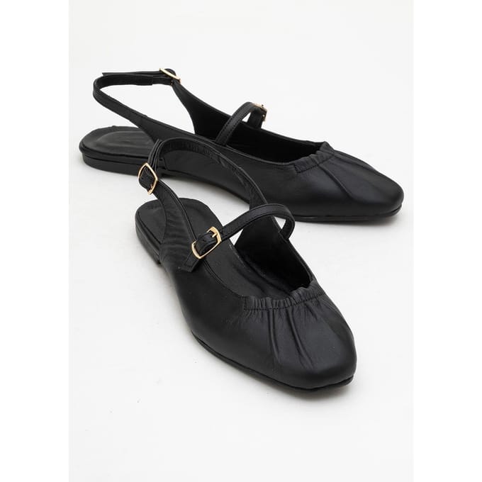 Britney Leer Closed-Toe Sandaal
