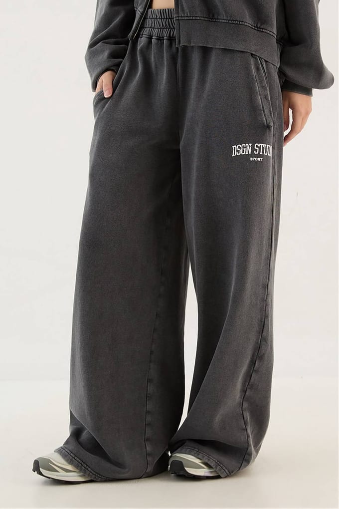Dames Dsgn Studio Collegiaal Bedrukte Rechte Pijp Joggingbroek | Houtskool | Maat: Medium