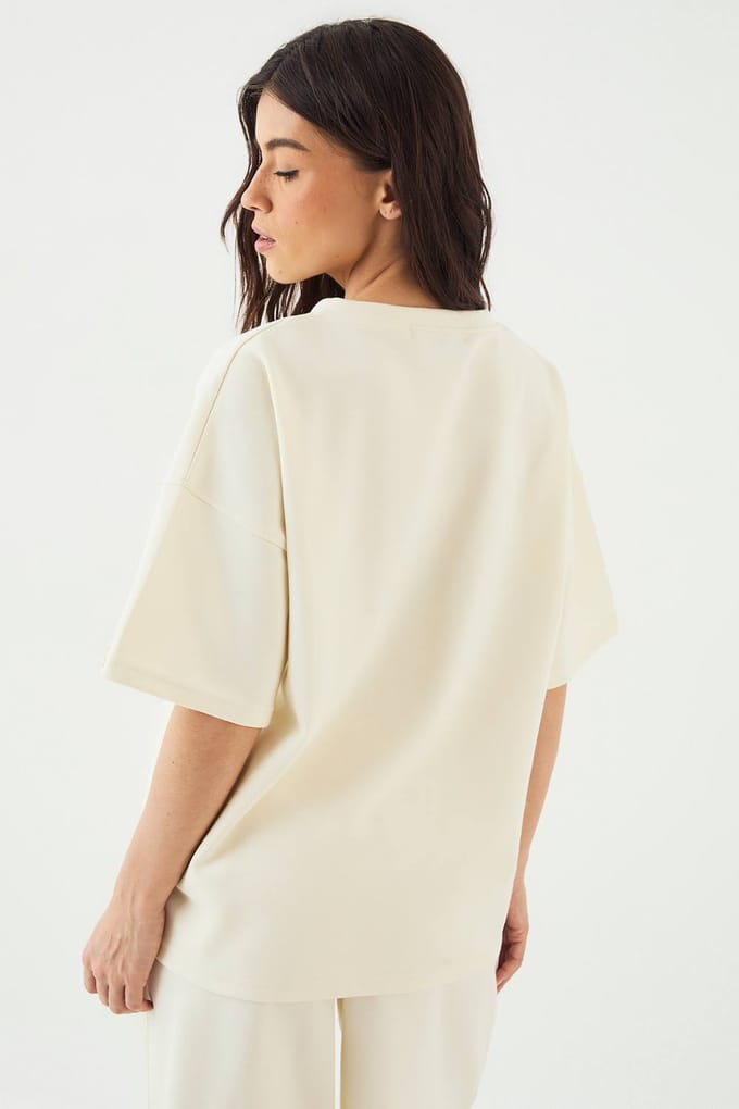 Dames DSGN Studio Interlock V-Hals Oversized T-Shirt | Cream | Maat: Medium