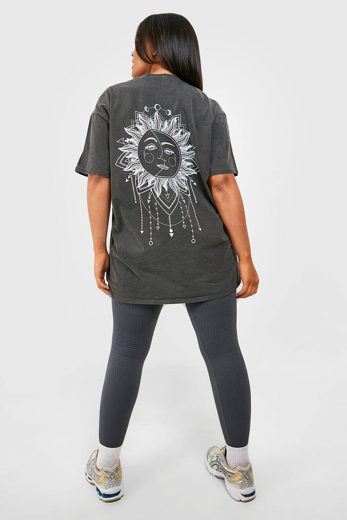 boohoo Dames Plus Oversized Overdye Celestial Back Print T-shirt | Houtskool | Maat: 52