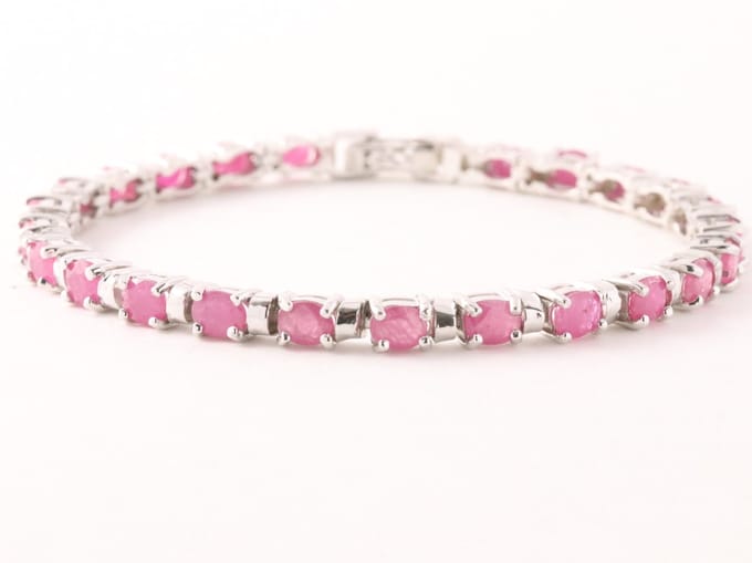 Zilveren tennisarmband met robijn