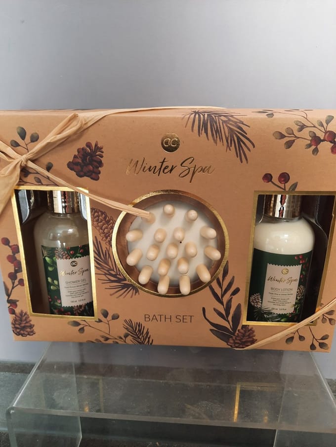 winter spa set - geschenk set douche gel - body lotion - massage borstel - geur verse dennen en winter bessen