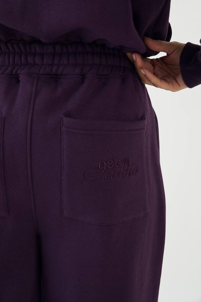 Dames DSGN Studio Badstof Applique Rechte Pijp Jogger | Aubergine | Maat: Medium
