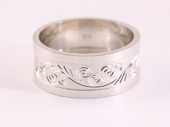 Brede zilveren ring met fantasiegravering - maat 19