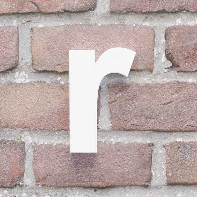 Huisnummer Arial r wit - Maat: Middel (15 cm) - blinde bevestiging - Huisnummerbord -