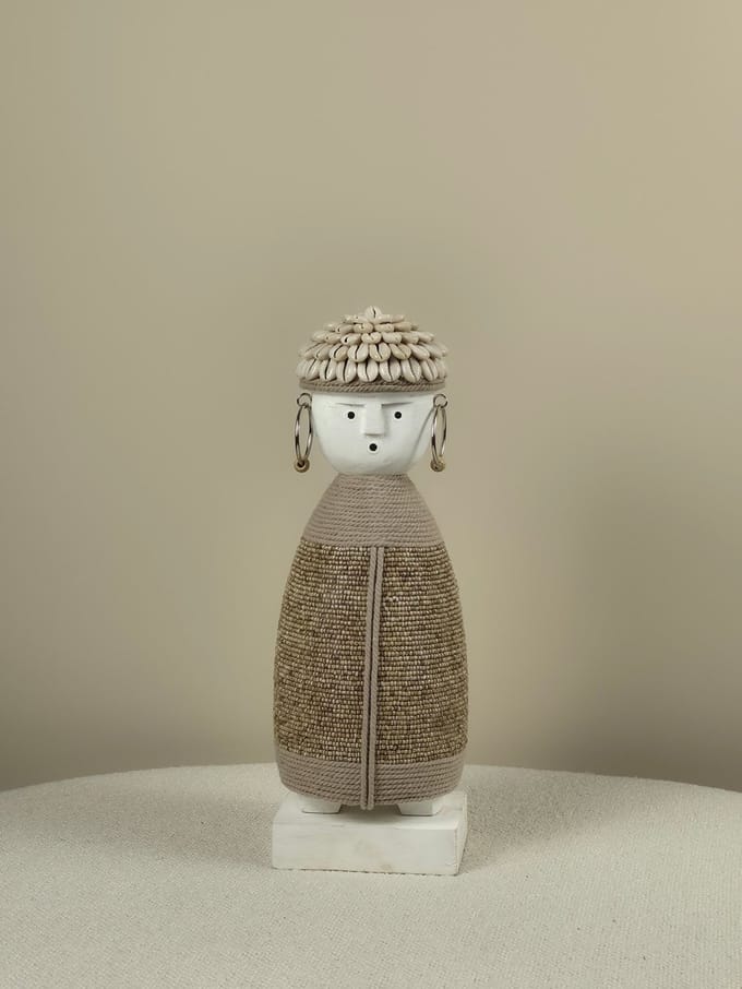 Blitzdeco - Decoratieve Pop - Tula - Beige Kralen - Houten Basis - 20/25/30cm - 30CM