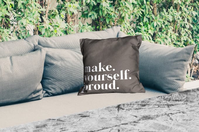 Buitenkussen - Quotes - Make yourself proud - Zelfliefde - Zelfvertrouwen - Tekst - 45x45 cm - Weerbestendig