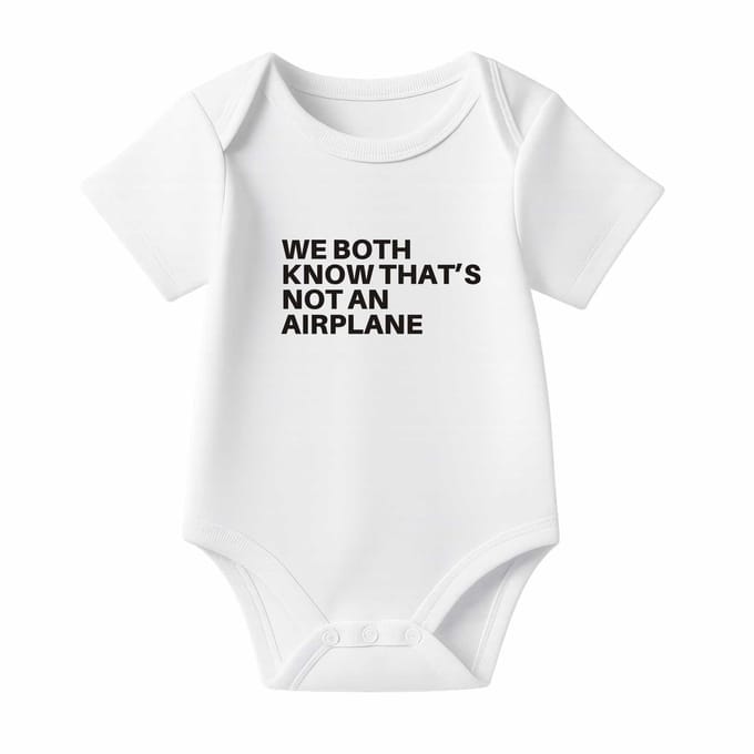 Romper met Tekst Baby – We both know that’s not an airplane – Wit – Korte mouw – Maat 74/80