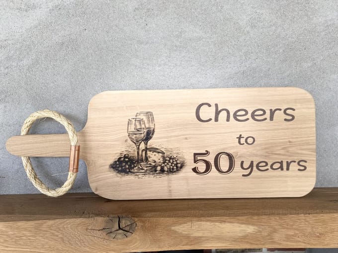 Creaties van Hier - Serveerplank - cheers to 50 years - hout - 49 cm