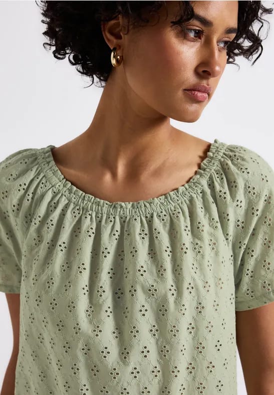 Blouse met oogjesborduursel